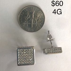 SILVER STUD EARRING.